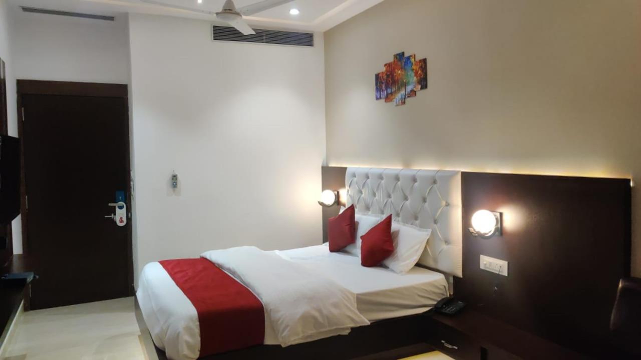 Hotel Relax Bhopal Exteriör bild